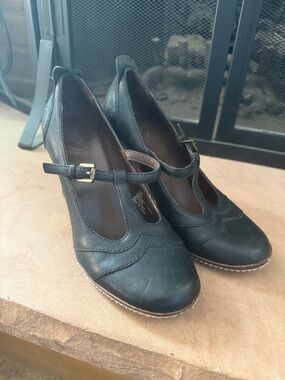Frye Adrienne T-Strap Classic Black Mary Jane Leather Heels Pumps 7.5M Coquette